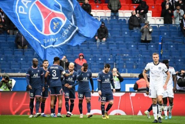 漫天嘘声下三球“惨胜” 巴黎度过了一个黑色星期日